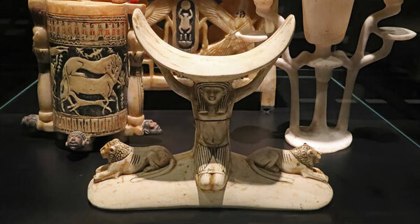 Ivory headrest supported by a figure, fromTutankhamun's tomb