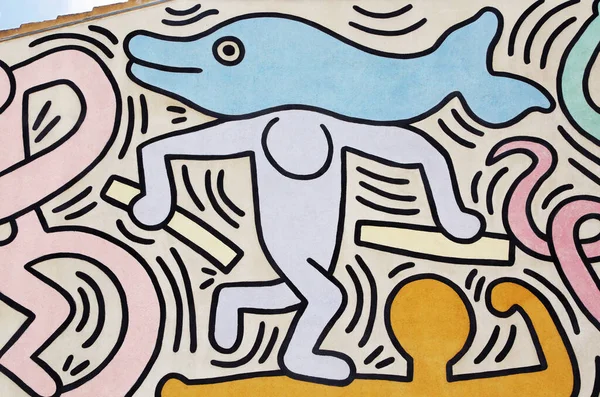 Человек Дельфином Нарисованным Китом Харингом Пизе Деталь Фрески Названием Туттомондо — стоковое фото