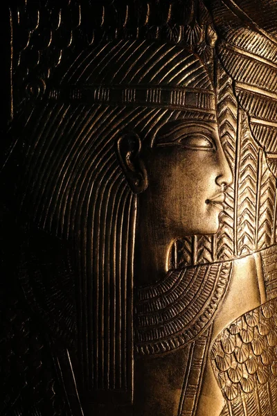 ツタンカーメンの墓から夕暮れ時のエジプトの女神の顔 — ストック写真