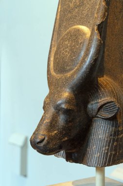 Bir inek tanrıçasının başı, Metropolitan Sanat Müzesi, New York.