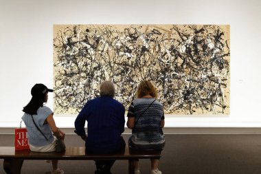 İnsanlar Jackson Pollock 'un tablosuna hayran. Fotoğraf New York 'taki Metropolitan Sanat Müzesi' nde çekildi.,