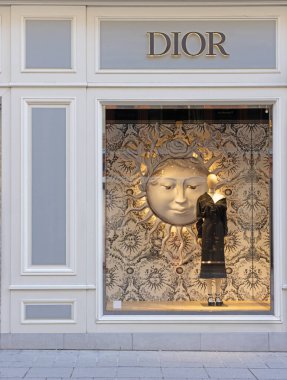 Viyana, Avusturya - 26 Nisan 2024: Viyana 'da stilist Dior penceresi