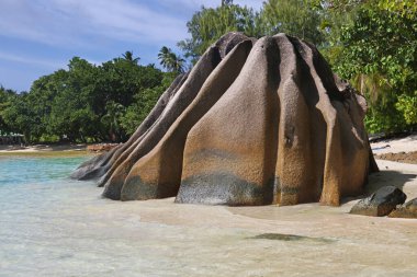 La Digue, Seyşeller 'deki Anse kaynaklı granit kaya. Dünyanın en ünlü plajlarından biri..