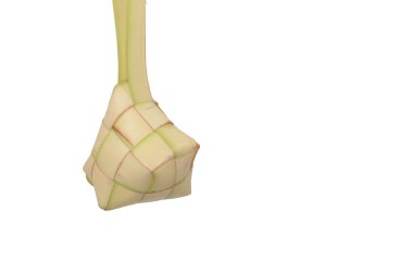 arka plan için tek Ketupat (beyaz zemin üzerinde pirinç köftesi). Ketupat, bayram bayramında pilav pişirmek için taze hindistan cevizi yapraklarından yapılan doğal bir pirinç kabıdır. Metin kartı tasarımı için boşluk kopyala, izole edilmiş beyaz arkaplan