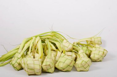 Arka plan için ketupat (beyaz zemin üzerinde pirinç köftesi). Ketupat, bayram bayramında pilav pişirmek için taze hindistan cevizi yapraklarından yapılan doğal bir pirinç kabıdır. Metin kartı tasarımı için boşluk kopyala, izole edilmiş beyaz arkaplan