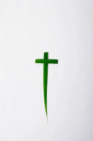 Palm Sunday Konsepti. Palm Leaves Palmiyeleri 'ndeki kutsal İncil kutsal kitap ve palmiye yaprakları, üst görünüm, kopyalama alanı. Palm Sunday kutlama konsepti.