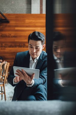 Ciddi İşadamı Kafede Dijital Tablet Kullanıyor