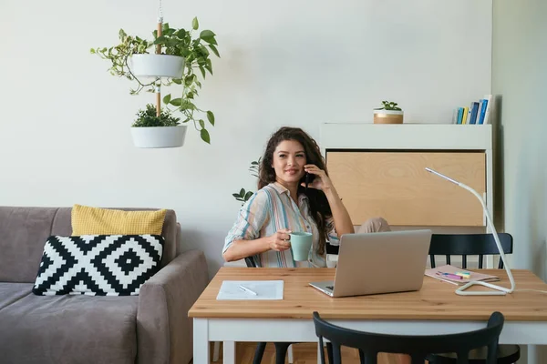 Işleri Ofisinde Bilgisayar Kağıt Kalemle Çalışırken Cep Telefonuyla Konuşan Kahve — Stok fotoğraf