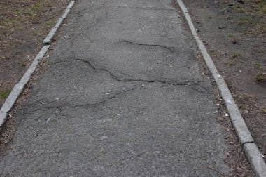 Eski bir asfalt yolu.