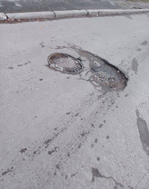 Kötü yol: asfaltta lağım çukurunun yanında bir delik