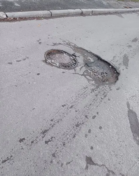 Kötü yol: asfaltta lağım çukurunun yanında bir delik