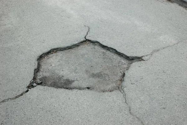 Terk edilmiş kötü yol: bozuk asfalt