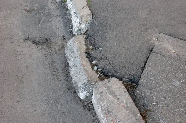 Terk edilmiş kötü yol: bozuk asfalt