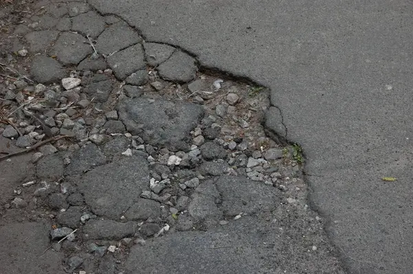 Terk edilmiş kötü yol: bozuk asfalt