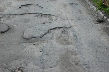Terk edilmiş kötü yol: bozuk asfalt
