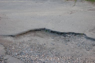 Terk edilmiş kötü yol: bozuk asfalt