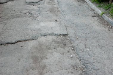 Terk edilmiş kötü yol: bozuk asfalt