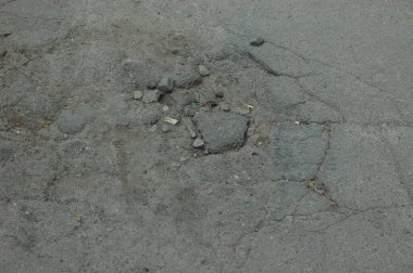 Terk edilmiş kötü yol: bozuk asfalt