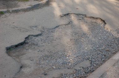 Terk edilmiş kötü yol: bozuk asfalt