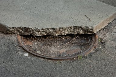 Beton kaplama eski paslı lağım çukurunu kapatıyor.