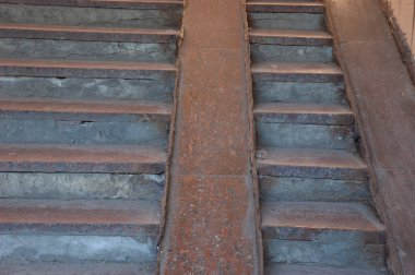 Bebek arabaları için granit rampalı eski taş merdiven, yıpranmış ve yıpranmış. Çimento yaş ve çürüme belirtileri gösteriyor. Zamanla yavaş bozulmaya işaret ediyor..