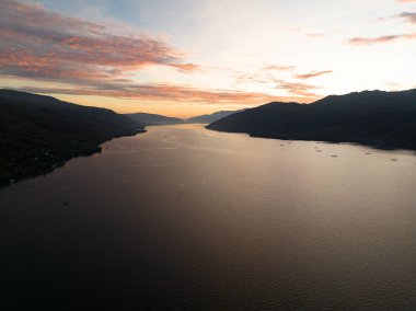 Kalabahi Körfezi, Endonezya 'nın Alor adasıyla çevrili sakin bir gündoğumu ile aydınlanır. Küçük Sunda Adaları 'nın doğusundaki bu bölge olağanüstü deniz biyolojik çeşitliliğiyle bilinir..