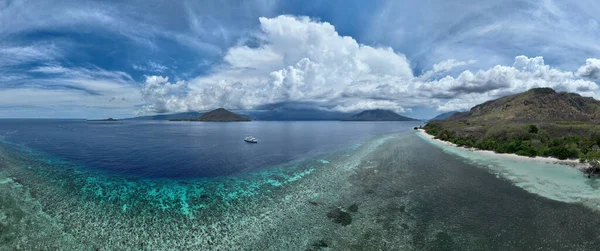 Extenso Arrecife Flecos Crece Largo Del Borde Una Isla Remota — Foto de Stock