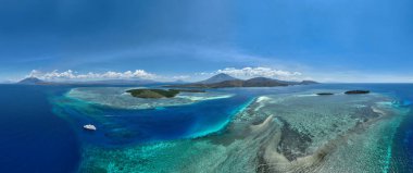 Endonezya 'nın daha küçük Sunda Adaları' ndaki bir kanalı temerrüt mercan resifleri sarar. Bu tropikal bölge olağanüstü bir deniz biyolojik çeşitliliğine ev sahipliği yapar..