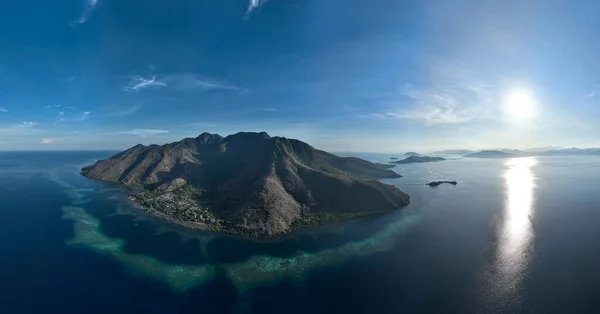 Pulau Besar Vulkanisk Norr Flores Indonesien Omges Liten Lagun Och — Stockfoto