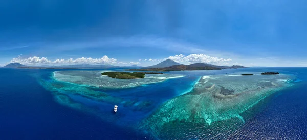 Hermoso Arrecife Coral Bordea Canal Las Islas Menores Sonda Indonesia — Foto de Stock