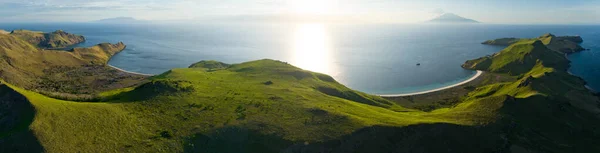 Eftermiddagen Solljus Belyser Den Vackra Kusten Pulau Banta Nära Komodo — Stockfoto