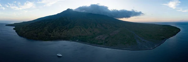 Sol Sale Detrás Del Hermoso Volcán Sangeang Que Encuentra Las — Foto de Stock