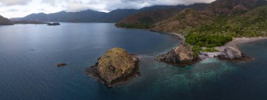 Horseshoe Körfezi, Endonezya 'nın Komodo Ulusal Parkı' ndaki Rinca Adası 'nın güney ucunda bulunur. Bu güzel bölgede harika mercan resifleri ve sahillerde dolaşan Komodo ejderhaları var..