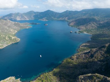 Horseshoe Körfezi, Endonezya 'nın Komodo Ulusal Parkı' ndaki Rinca Adası 'nın güney ucunda bulunur. Bu güzel bölgede harika mercan resifleri ve sahillerde dolaşan Komodo ejderhaları var..