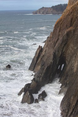 Soğuk Pasifik Okyanusu Kuzey Oregon 'un kayalık ve engebeli kıyı şeridine çarpar. Bu Pasifik Kuzeybatı, muhteşem doğa manzarası ile ünlüdür..