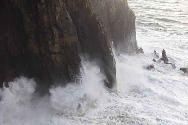 Koude Stille Oceaan Crasht Tegen Rotsachtige Ruige Kustlijn Van Het — Stockfoto