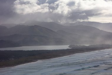 Soğuk Pasifik Okyanusu, Kuzey Oregon 'un engebeli kıyı şeridine karşı kıyıya vurur. Bu Pasifik Kuzeybatı, muhteşem doğa manzarası ile ünlüdür..