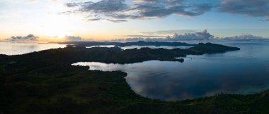 Gündoğumu Solomon Adaları 'nın sakin sularında sürüklenen bulutları aydınlatır. Bu manzara bölgesi yüksek deniz biyolojik çeşitliliği ve 2. Dünya Savaşı tarihi ile bilinir..