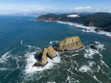 Oregon 'un engebeli kuzey sahillerinde gün ışığı parlıyor, Tillamook' tan çok uzakta değil. Bu güzel kıyı şeridi ağaçlarla kaplı ve inanılmaz manzaralarla dolu..