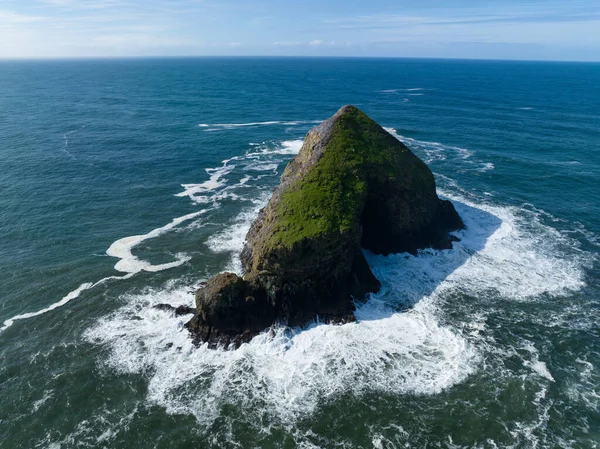 Zonlicht Schijnt Ruige Zee Stapels Voor Noordelijke Kust Van Oregon — Stockfoto