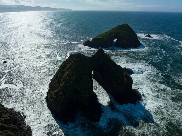 Zonlicht Schijnt Ruige Zee Stapels Voor Noordelijke Kust Van Oregon — Stockfoto