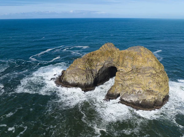 Тихий Океан Миється Нерівних Морських Скелях Біля Північного Узбережжя Орегону — стокове фото