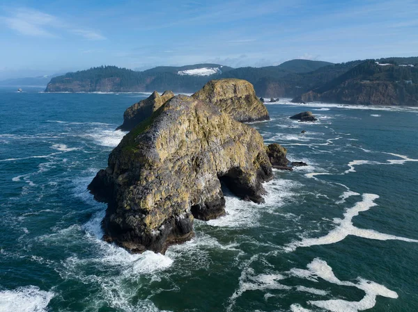 Ocean Spokojny Myje Się Twardych Stosach Morskich Północnego Wybrzeża Oregonu — Zdjęcie stockowe