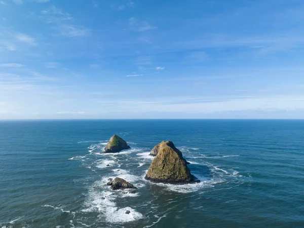 Stille Oceaan Spoelt Ruige Zee Stapels Voor Noordelijke Kust Van — Stockfoto