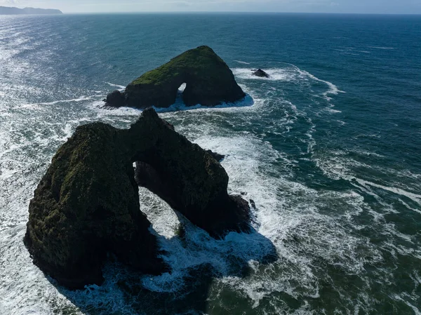 Stille Oceaan Spoelt Ruige Zee Stapels Voor Noordelijke Kust Van — Stockfoto