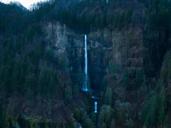 Die Spektakulären Multnomah Falls Über 600 Fuß Hoch Liegen Auf — Stockfoto