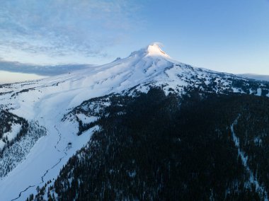 Kar, Portland, Oregon 'un yaklaşık 80 km güneydoğusunda bulunan güzel bir stratovolcano olan Hood Dağı' nı kaplıyor. Hood Dağı yıllık kar kütlesi nedeniyle Amerika 'nın en uzun kayak sezonlarından birine sahiptir..