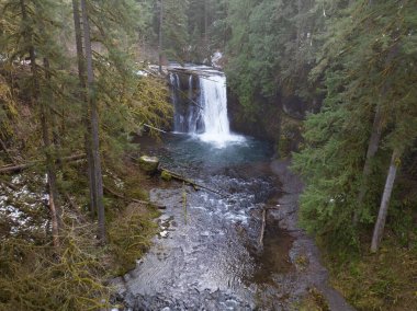 Silver Creek, Silverton, Oregon yakınlarındaki güzel Kuzey Şelalesi 'nin üzerinden akar. Bu manzaralı, yoğun ormanlık alan Portland 'ın güneyinden yaklaşık bir saat uzaklıkta..