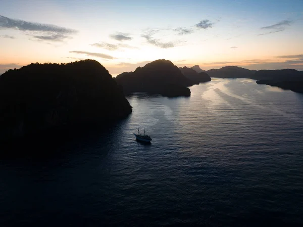Amanecer Ilumina Las Dramáticas Islas Piedra Caliza Que Surgen Del — Foto de Stock