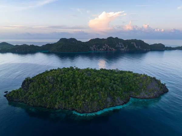 Sunrise Illuminates Dramatic Limestone Islands Rise Raja Ampat Beautiful Seascape — Stock Photo, Image